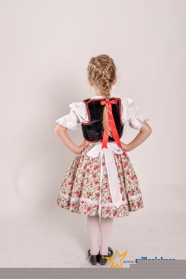 Kislány, népviselet